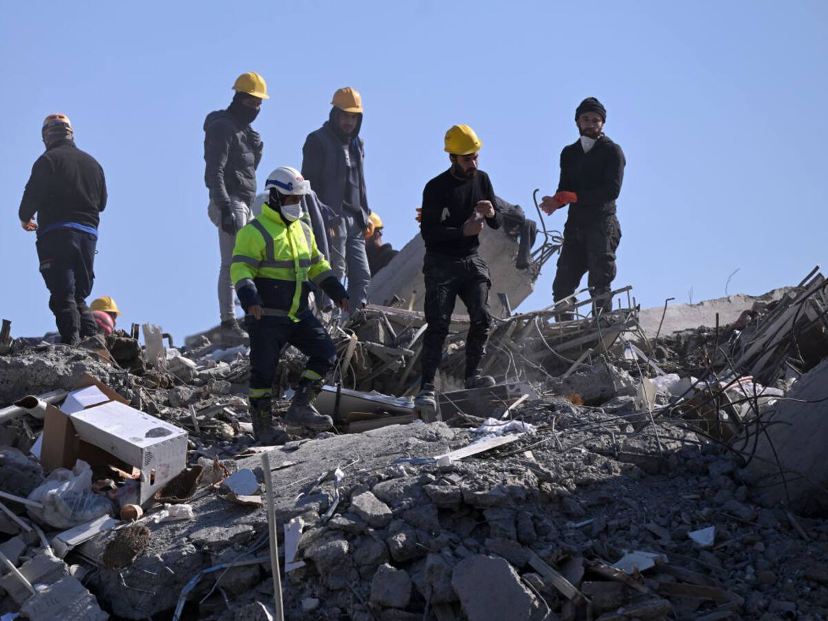 Rescatan a tres jóvenes en Turquía tras 198 horas atrapados bajo los escombros