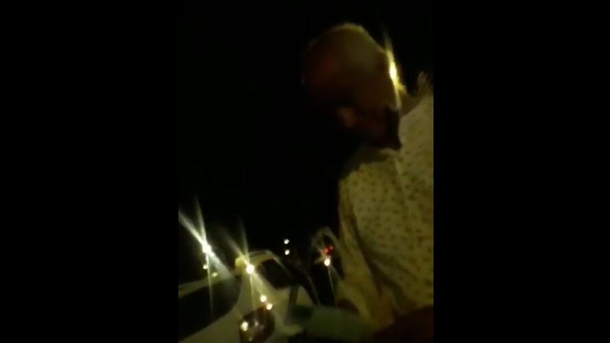 Álvaro Parra Rodas se encontraba ingiriendo bebidas alcohólicas en vía pública, violando la cuarentena. Foto: Captura de video