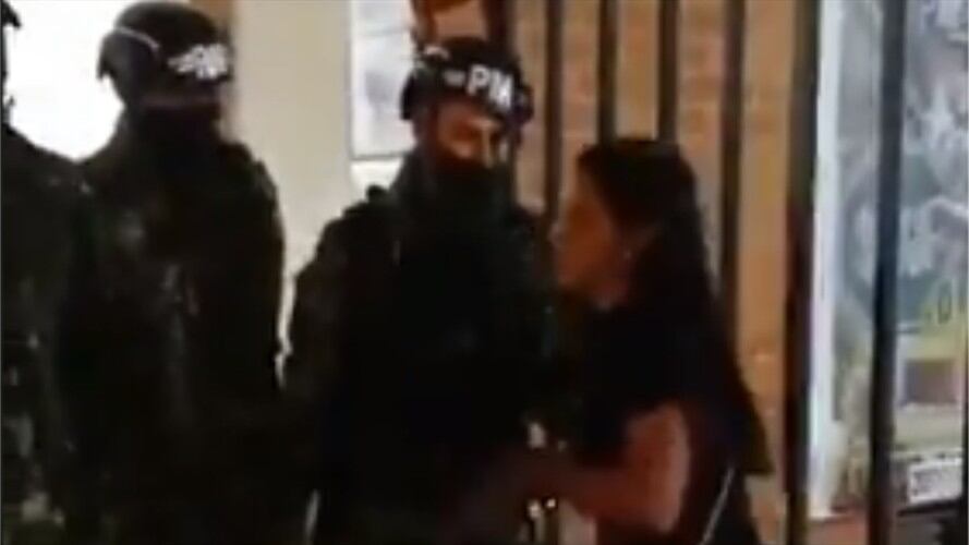 Mujer golpeó a soldado en el Cantón Norte de Bogotá. Foto: Captura de pantalla de video