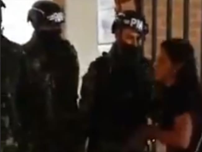 Mujer golpeó a soldado en el Cantón Norte de Bogotá. Foto: Captura de pantalla de video