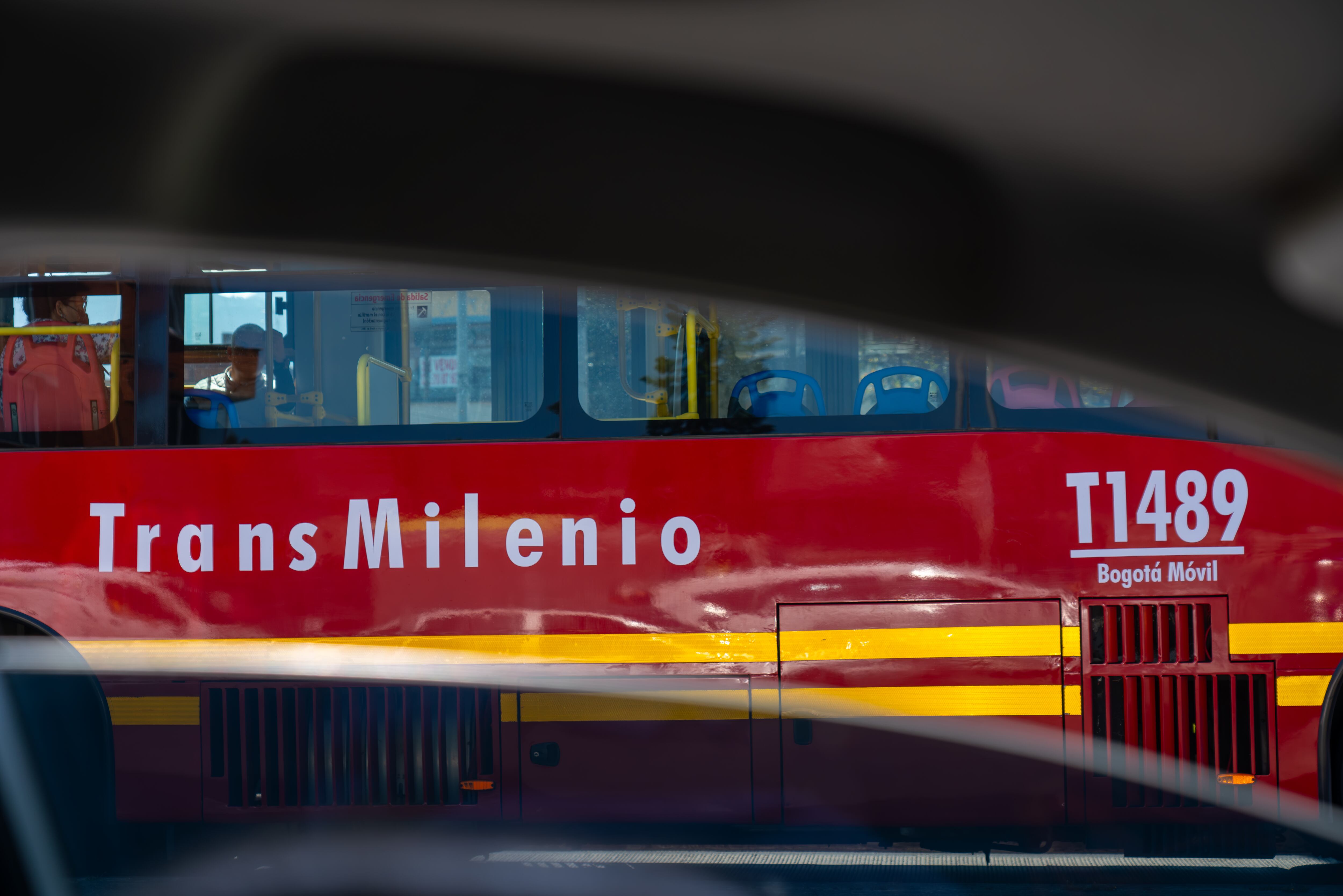 Autobús de TransMilenio visto desde la ventanilla de un carro durante el día en la capital colombiana. Bogotá. Colombia. 30 de agosto de 2024. Getty Images