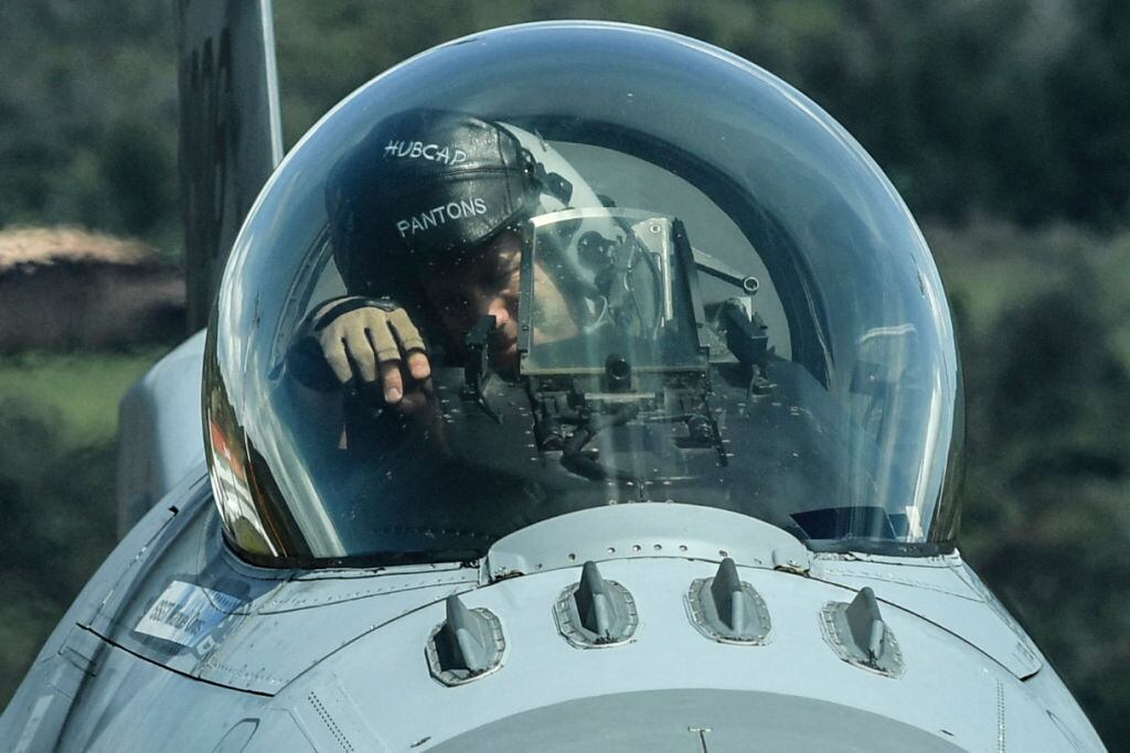 Oficial de la Fuerza Aeroespacial Colombiana en un US Air Force F-16 desde el Aeropuerto de Rionegro (Getty Images)