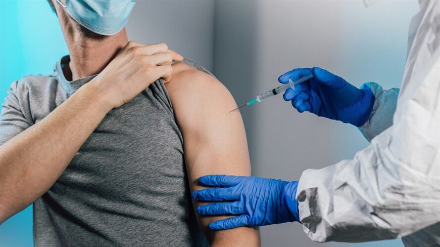 Expertos en salud han advertido a la población que recibe el biológico que es normal presentar algunos efectos secundarios relacionados con cualquier aplicación de vacuna. Foto: Getty Images/ Basilico Studio Stock