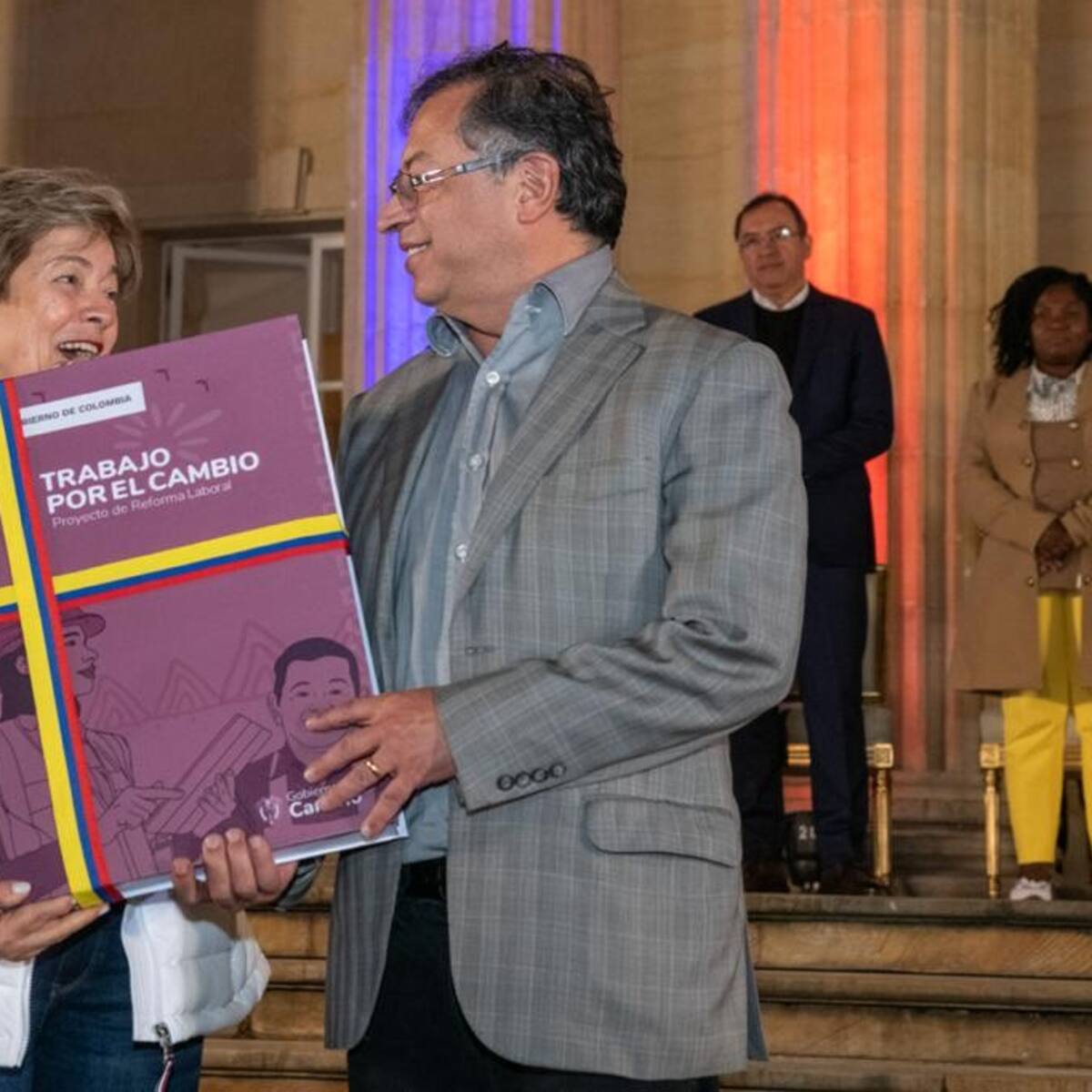 Es un proyecto para la dignificación del trabajo: Petro en la radicación de reforma