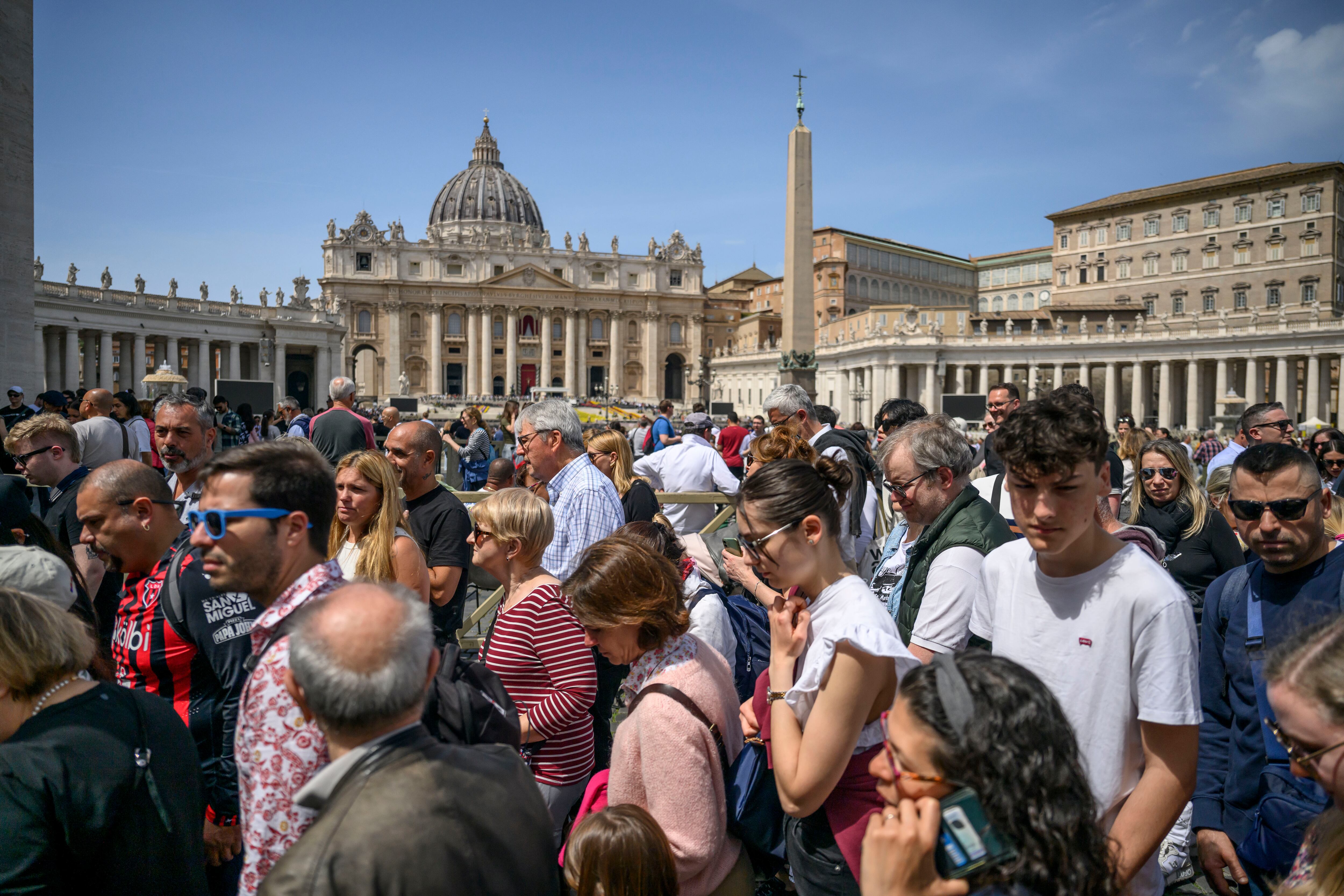 Miles de fieles en la Plaza de San Pedro se despiden del papa Francisco. FOTO: Antonio Masiello/Getty Images