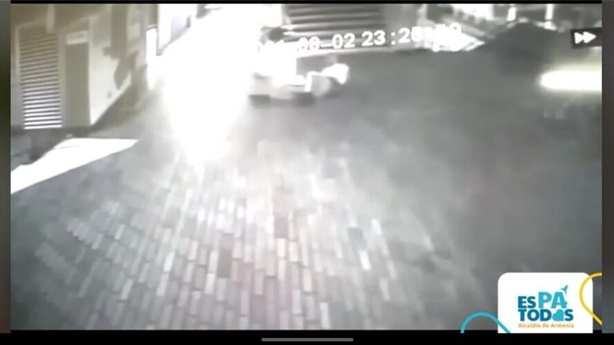 Vigilante de la Alcaldía de Armenia fue atacado al parecer por un fantasma. Foto: Captura de pantalla: Facebook José Manuel Ríos