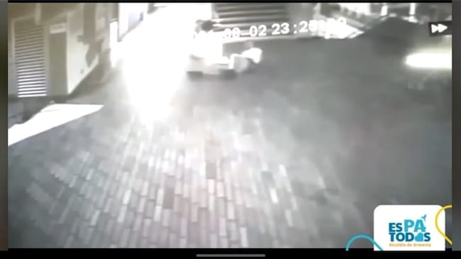 Vigilante de la Alcaldía de Armenia fue atacado al parecer por un fantasma. Foto: Captura de pantalla: Facebook José Manuel Ríos