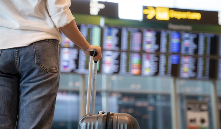 Viajeros provenientes del exterior deberán presentar carné de vacunación para entrar a Colombia. Foto: Getty Images / Virojt Changyencham