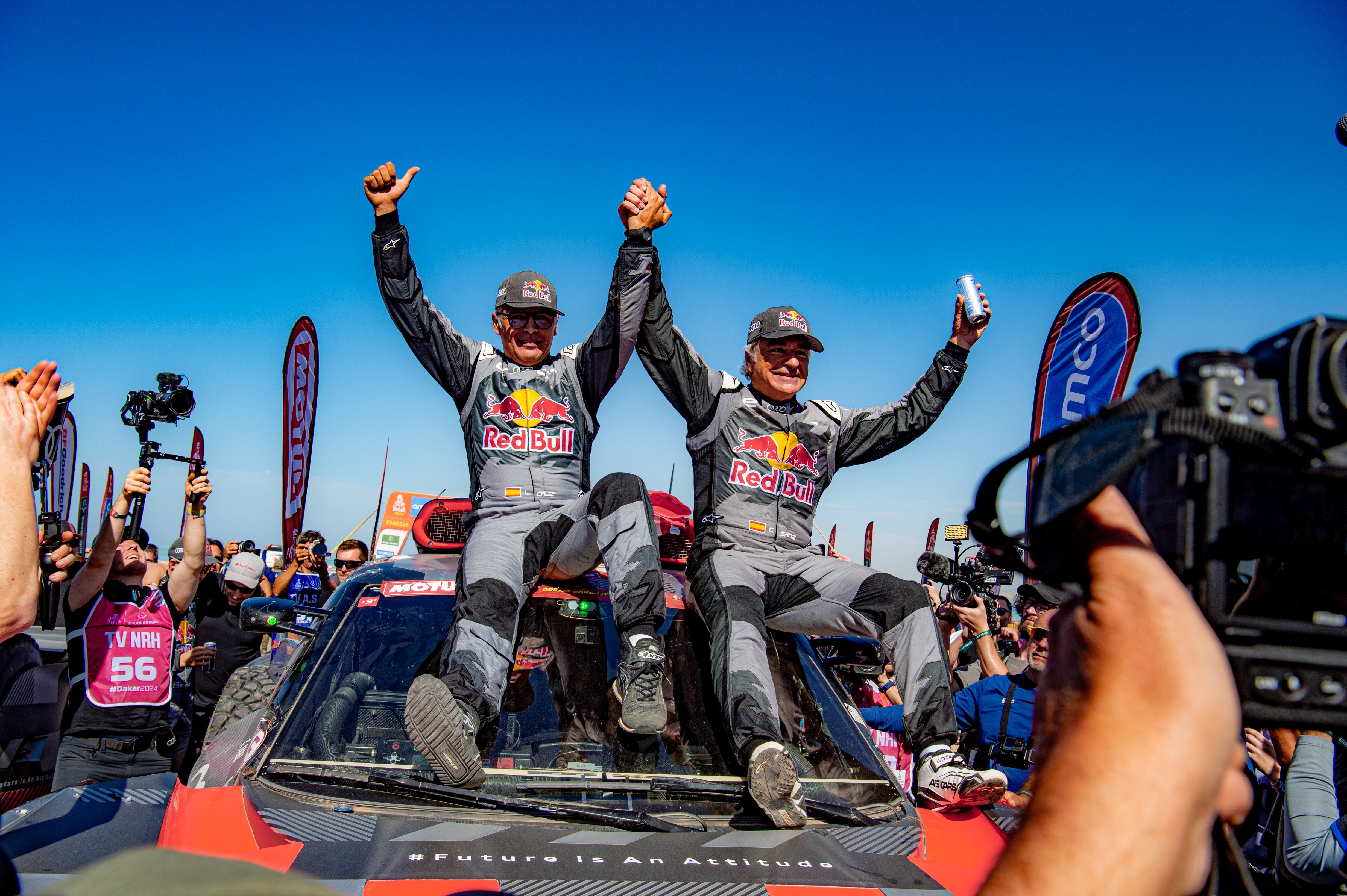 Yanbu (Saudi Arabia), 24/08/2023.- Carlos Sainz and his co-pilot Lucas Cruz of Sapin celebrate on ther Audi RS Q E-Tron E2 after winning the 2024 Rally Dakar, in Yanbu, Saudi Arabia, 19 January 2024. (Arabia Saudita) EFE/EPA/Gerard Laurenssen