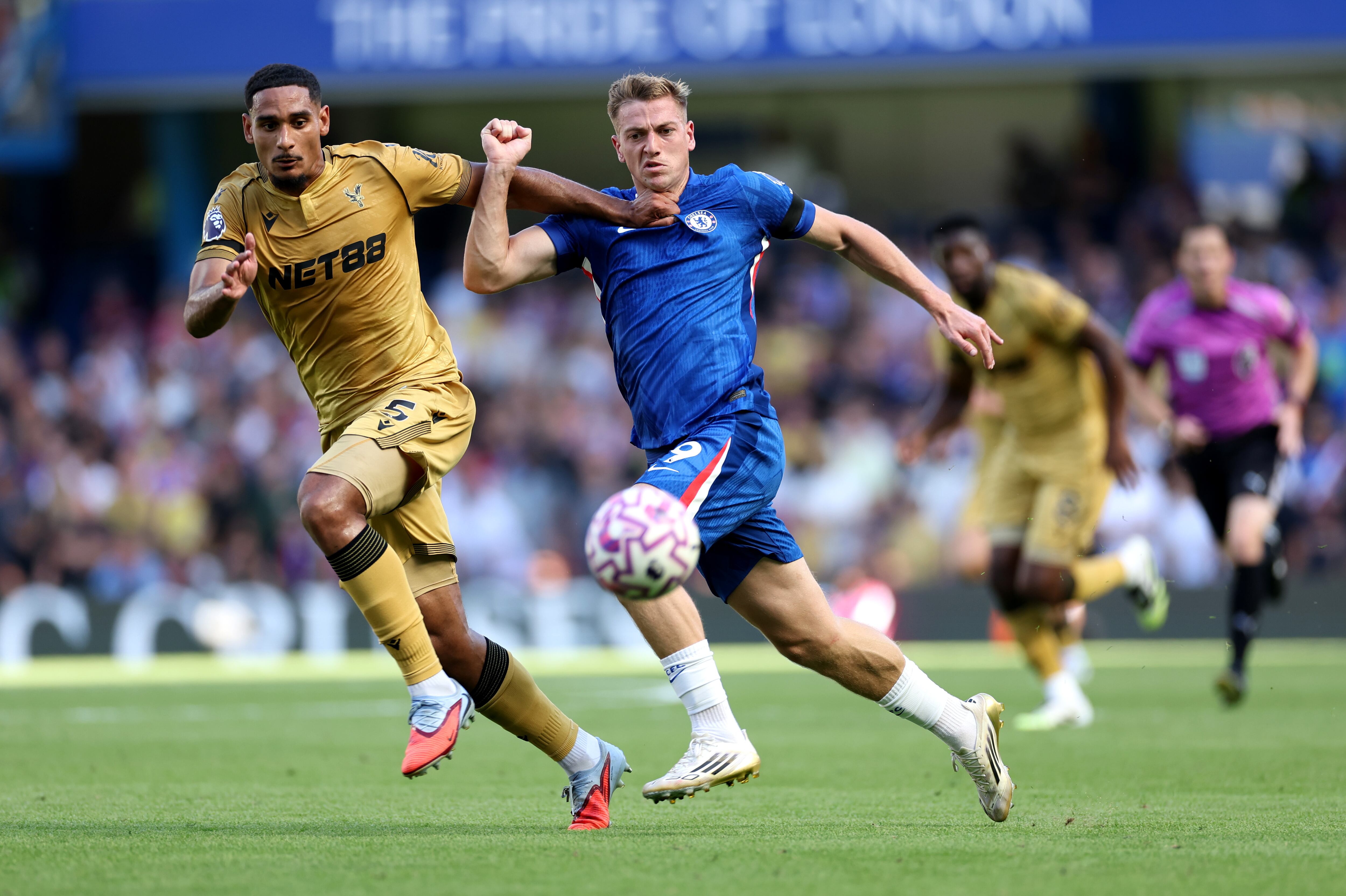 Liam Delap es desafiado por Maxence Lacroix durante el Chelsea vs Crystal Palace en Stamford Bridge el 17 de agosto de 2025 en Londres, Inglaterra. (Foto de Chelsea Football Club/Chelsea FC vía Getty Images)