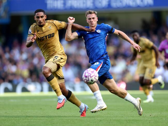 Liam Delap es desafiado por Maxence Lacroix durante el Chelsea vs Crystal Palace en Stamford Bridge el 17 de agosto de 2025 en Londres, Inglaterra. (Foto de Chelsea Football Club/Chelsea FC vía Getty Images)