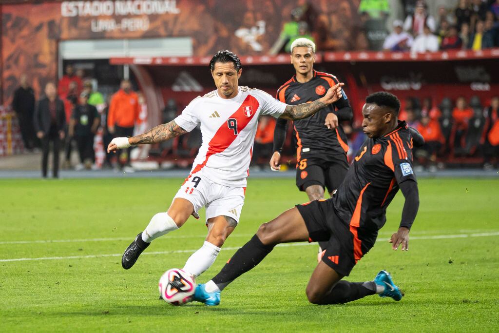 Gianluca Lapadula y Jhon Lucumí. (Photo by Mijael Quintana/Eurasia Sport Images/Getty Images)