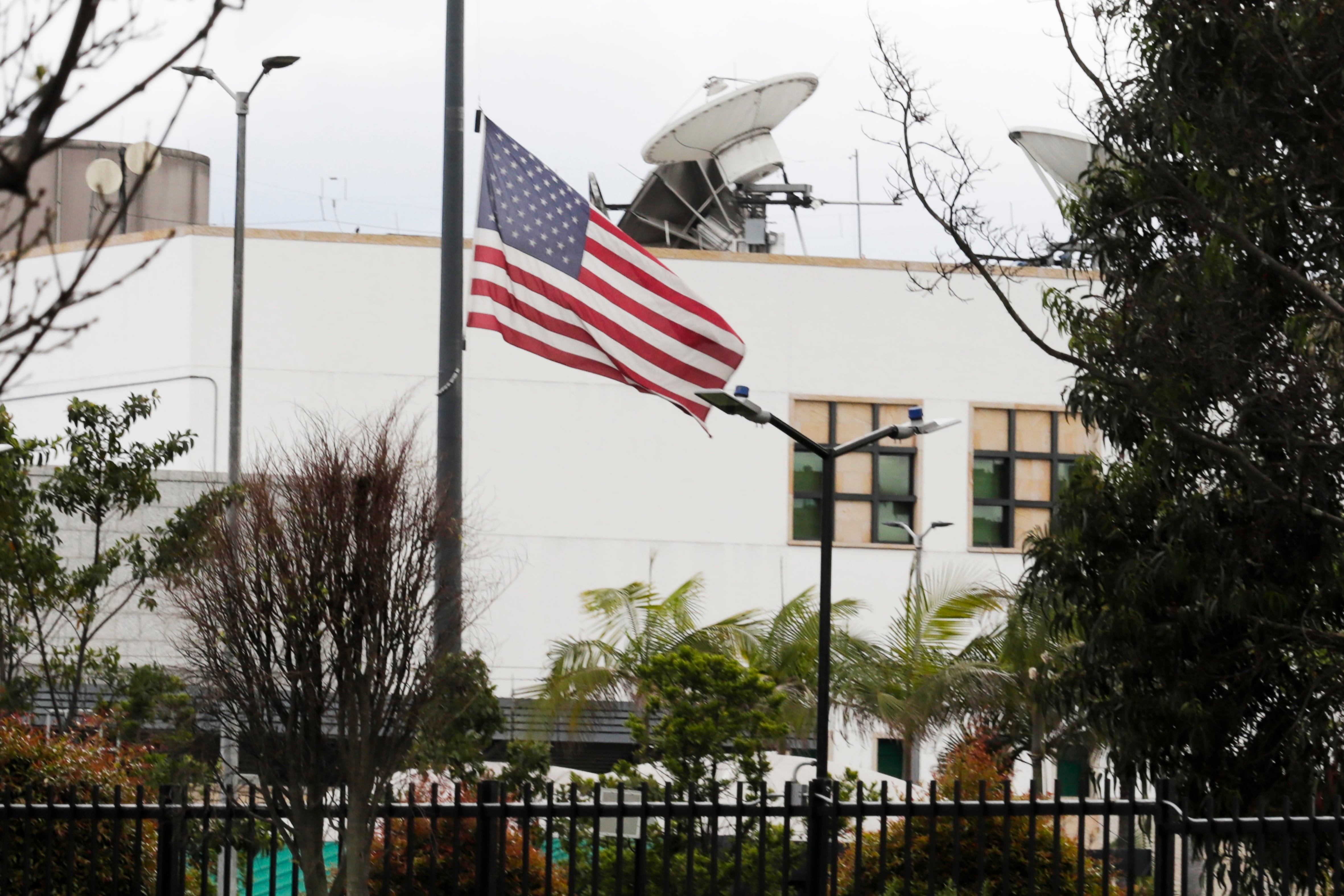 BOGOTÁ (COLOMBIA), 26/01/2025.- Fotografía de la Embajada de los Estados Unidos este domingo en Bogotá (Colombia).