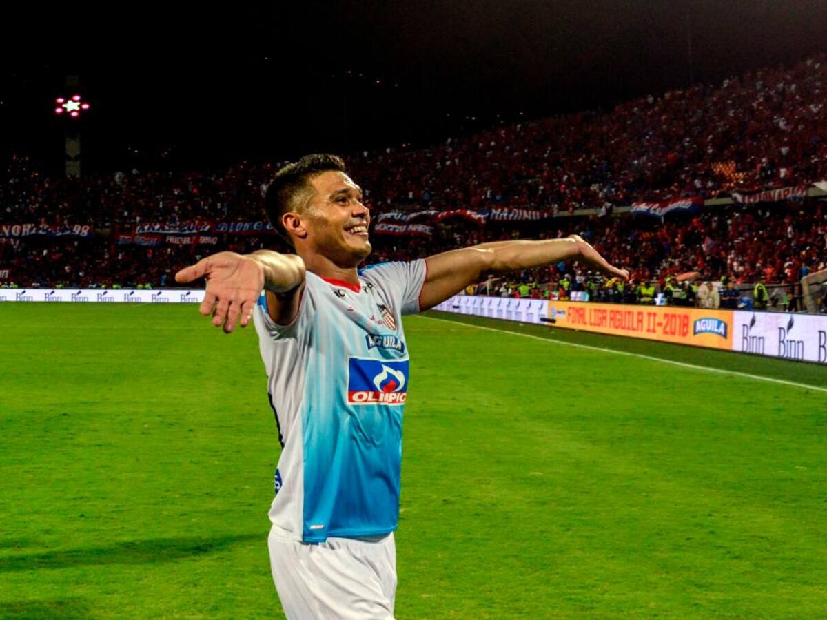 “Junior te quiere”: hinchas del equipo ‘tiburón’ abordan a Teófilo Gutiérrez en Cartagena