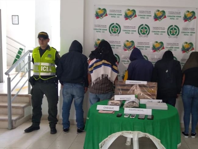 Capturados por robo de supermercado en Caldas. Foto: Policía Nacional