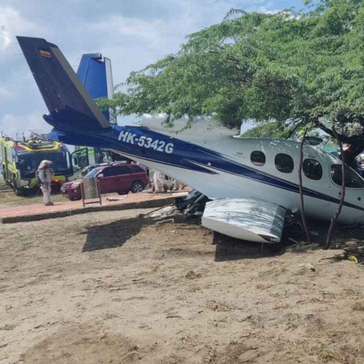 Dueños de avioneta que se estrelló en Santa Marta siguen en el lugar de los hechos