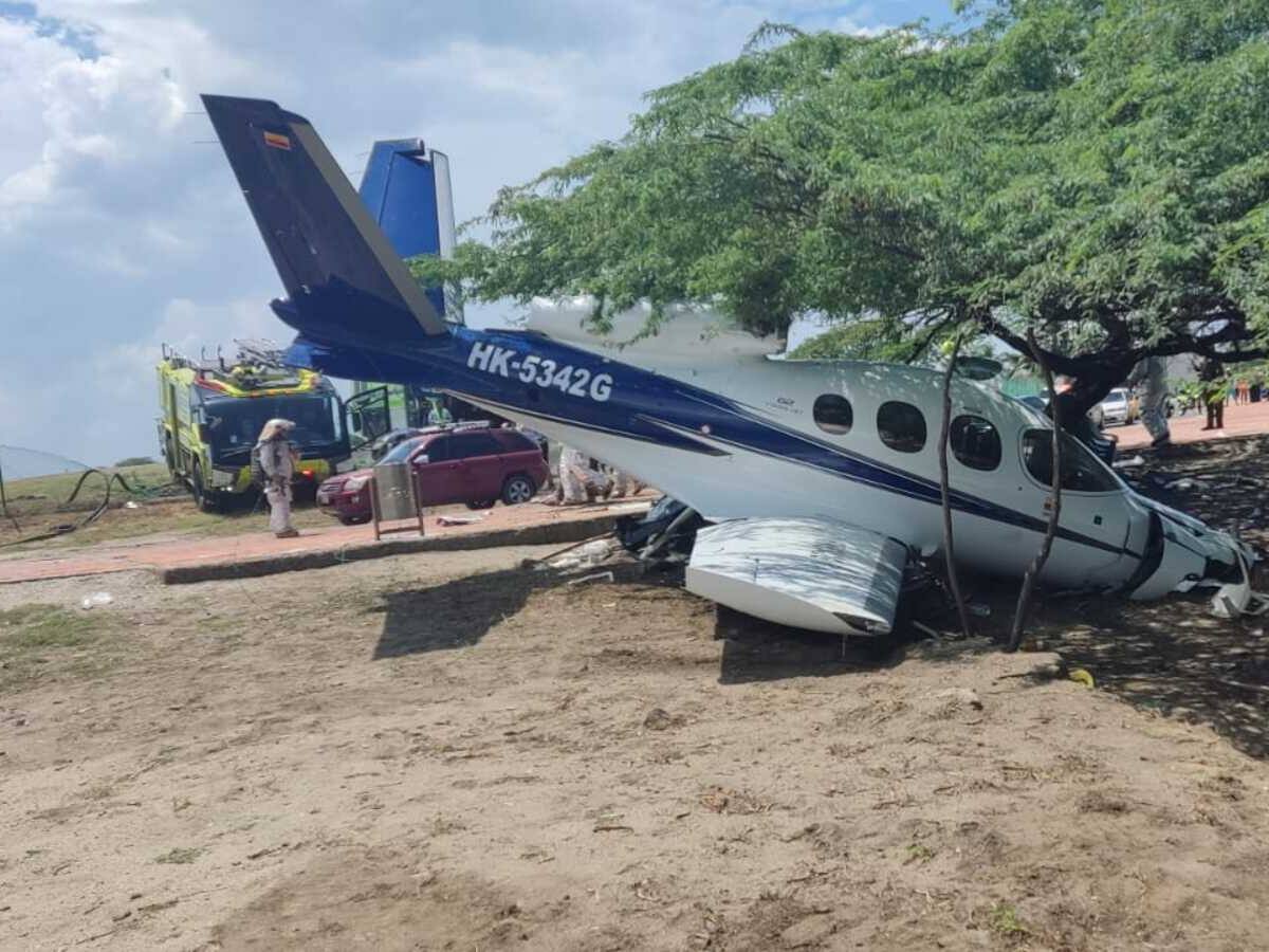 Dueños de avioneta que se estrelló en Santa Marta siguen en el lugar de los hechos