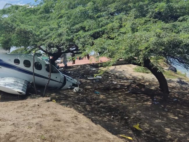 Dueños de avioneta que se estrelló en Santa Marta siguen en el lugar de los hechos