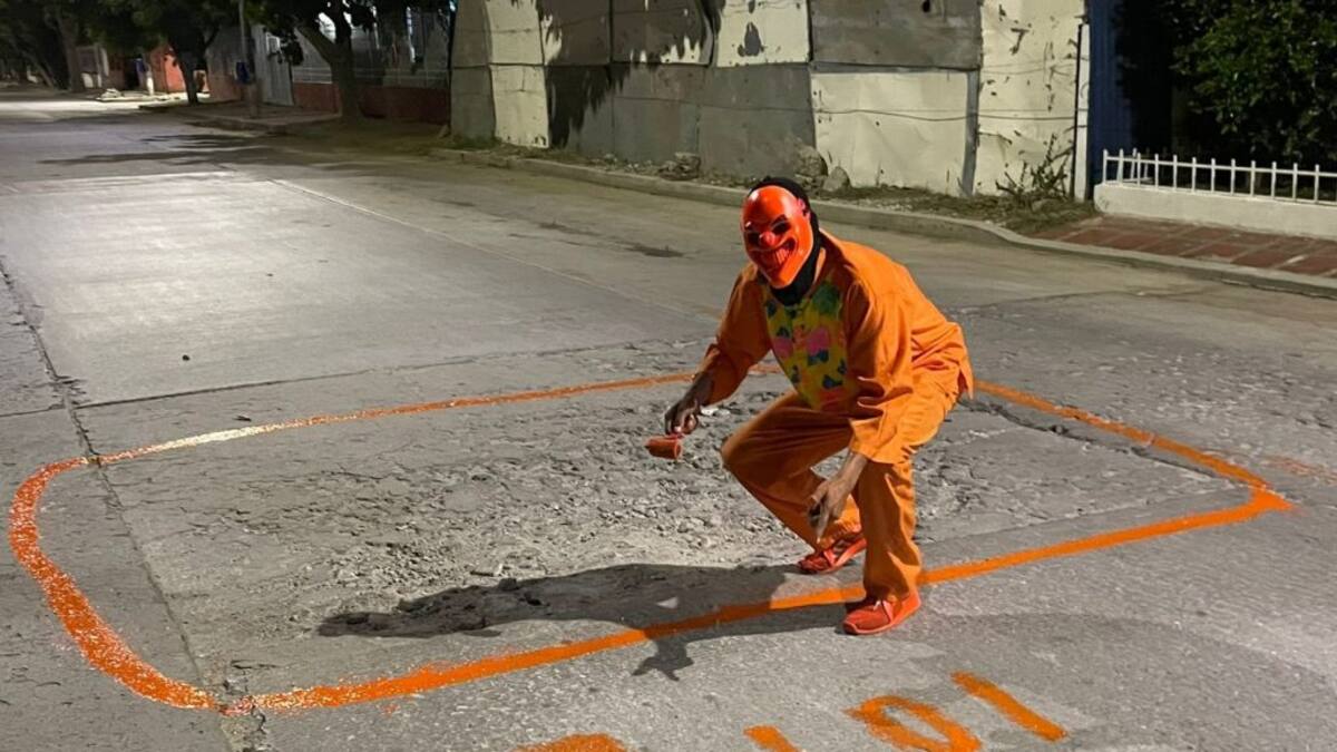 ‘Tito Naranja’, el particular personaje que recorre Santa Marta pintando los huecos