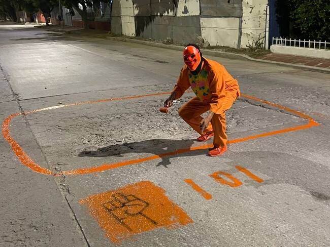 ‘Tito Naranja’, el particular personaje que recorre Santa Marta pintando los huecos