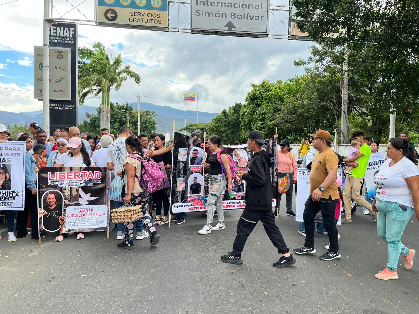 Familiares de colombianos que continúan detenidos en Venezuela, bloquearon el paso binacional. / Foto: Jenny Márquez.