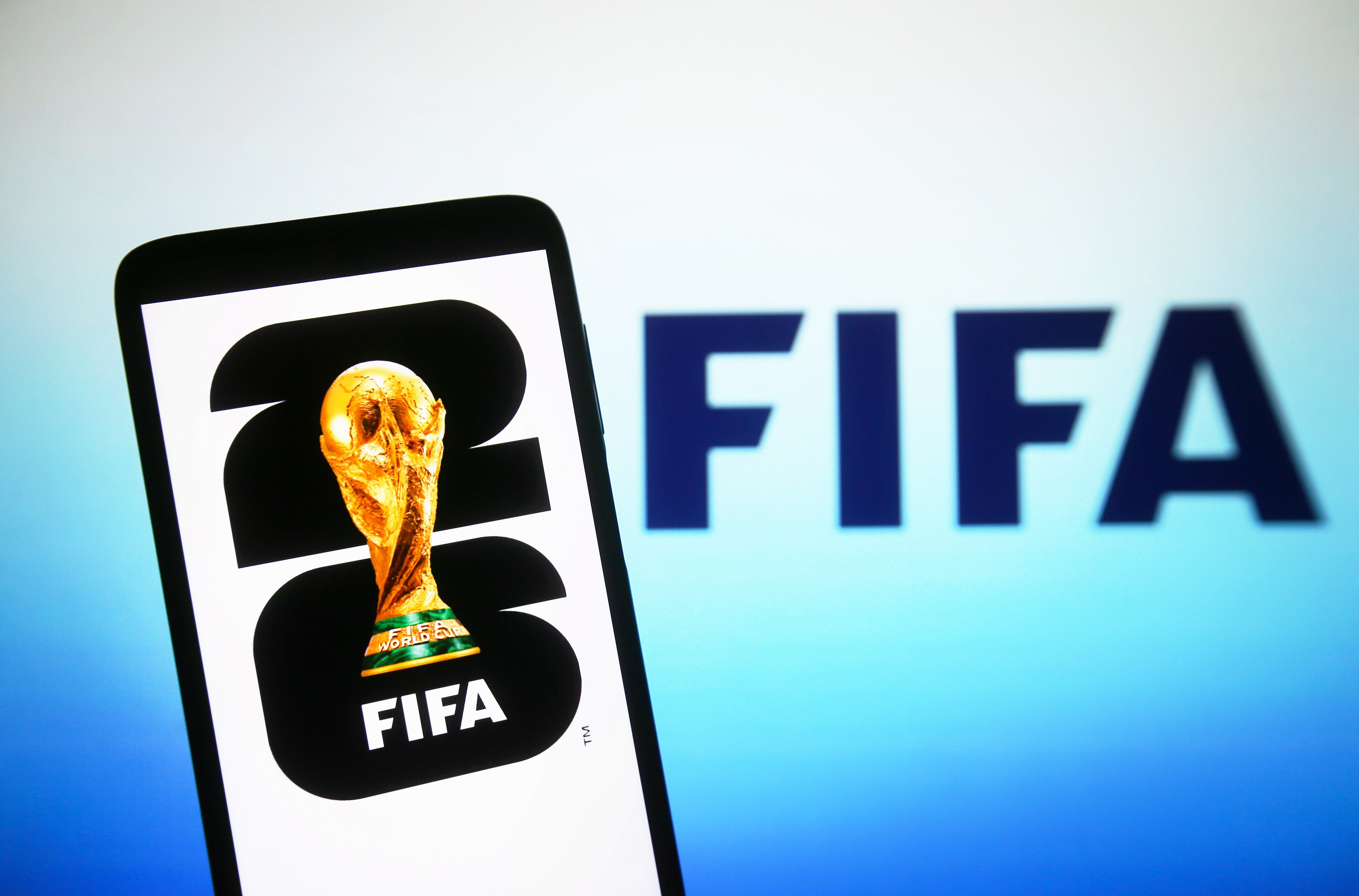 UCRANIA - 21/02/2024: En esta ilustración fotográfica, se ve el logotipo de la Copa Mundial de la FIFA 2026 (Copa Mundial de la FIFA 26) en la pantalla de un smartphone. (Ilustración fotográfica de Pavlo Gonchar/SOPA Images/LightRocket vía Getty Images)