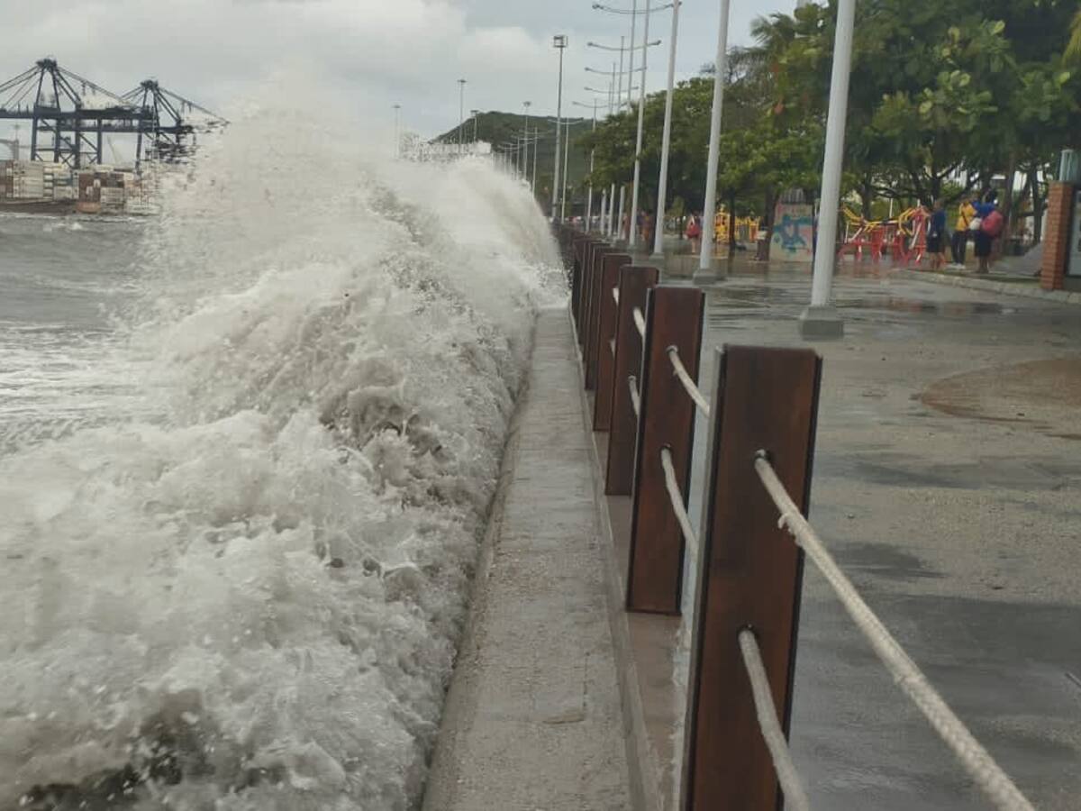Mar de leva en Santa Marta por ciclón tropical: restringen paso de turistas