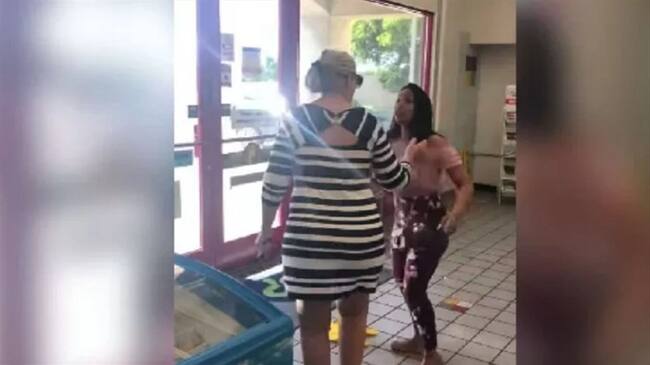 La mujer estadounidense se hizo pasar por gerente en una tienda ubicada en Phoenix, Estados Unidos.. Foto: Captura de Pantalla