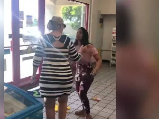 La mujer estadounidense se hizo pasar por gerente en una tienda ubicada en Phoenix, Estados Unidos.. Foto: Captura de Pantalla