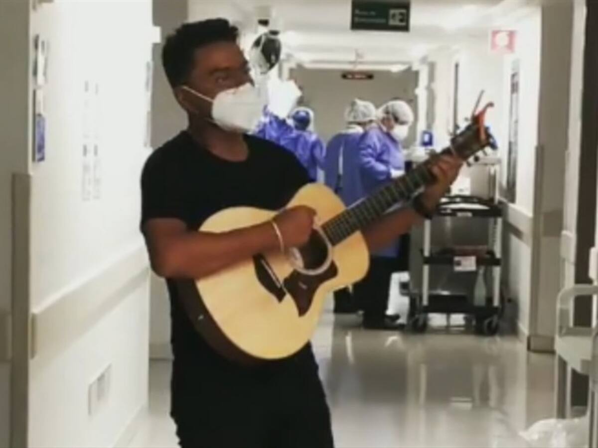 Noble gesto: Alex Campos cantó en hospital en el que está internado su padre por COVID-19