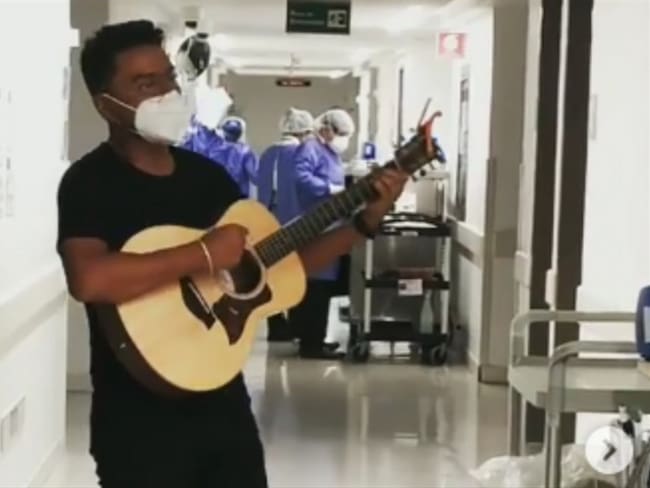 Noble gesto: Alex Campos cantó en hospital en el que está internado su padre por COVID-19