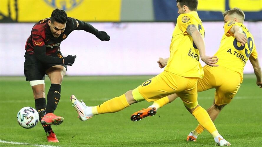 Falcao ante el Kayserispor. Foto: Agencia AFP