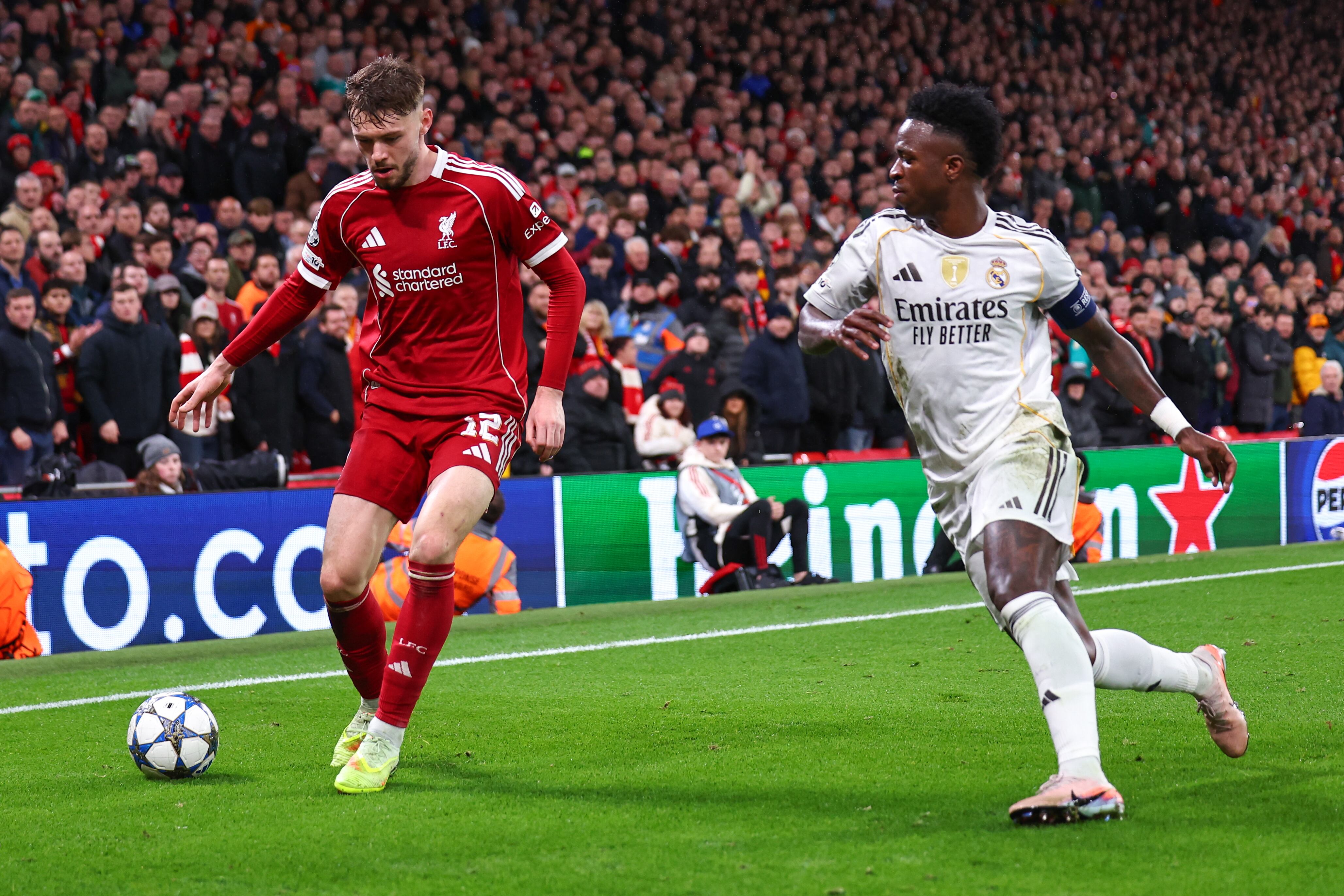 Conor Bradley y Vinicius Junior durante el Liverpool vs. Real Madrid por Champions League. FOTO: Robbie Jay Barratt/Getty Images