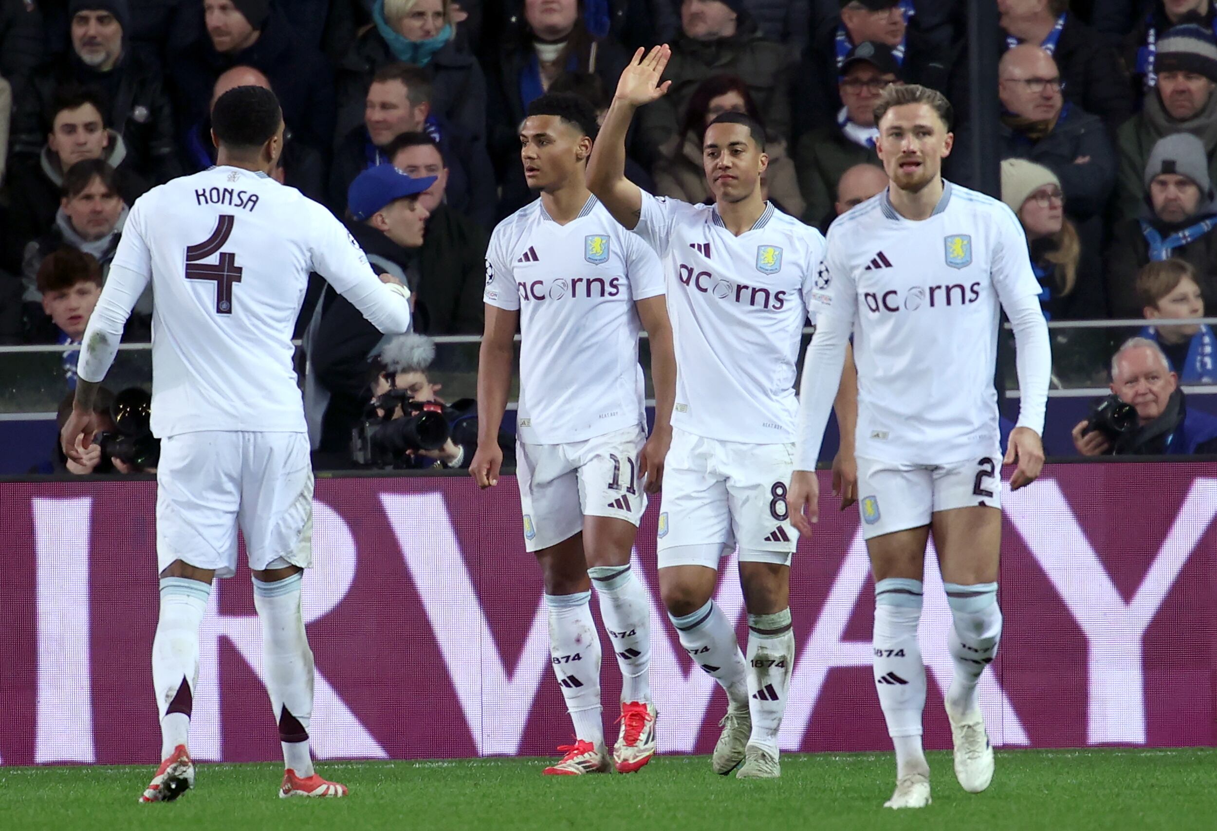 Jugadores del Aston Villa celebran el segundo gol ante Brujas, en el partido de ida de los octavos de final de la Champions League. FOTO: EFE/EPA/OLIVIER MATTHYS