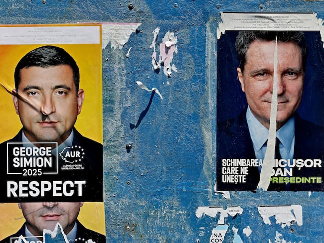 Bucharest (Romania), 15/05/2025.- A billboard displays electoral posters of the candidates for the 2025 presidential election runoff, in Bucharest, Romania, 15 May 2025. The runoff for the 2025 Romanian presidential election will be held on 18 May between AUR party leader George Simion, who won the first round of the Romanian election rerun with 40.96 percent of the vote, and mayor of Bucharest Nicusor Dan. (Elecciones, Rumanía, Bucarest) EFE/EPA/ROBERT GHEMENT