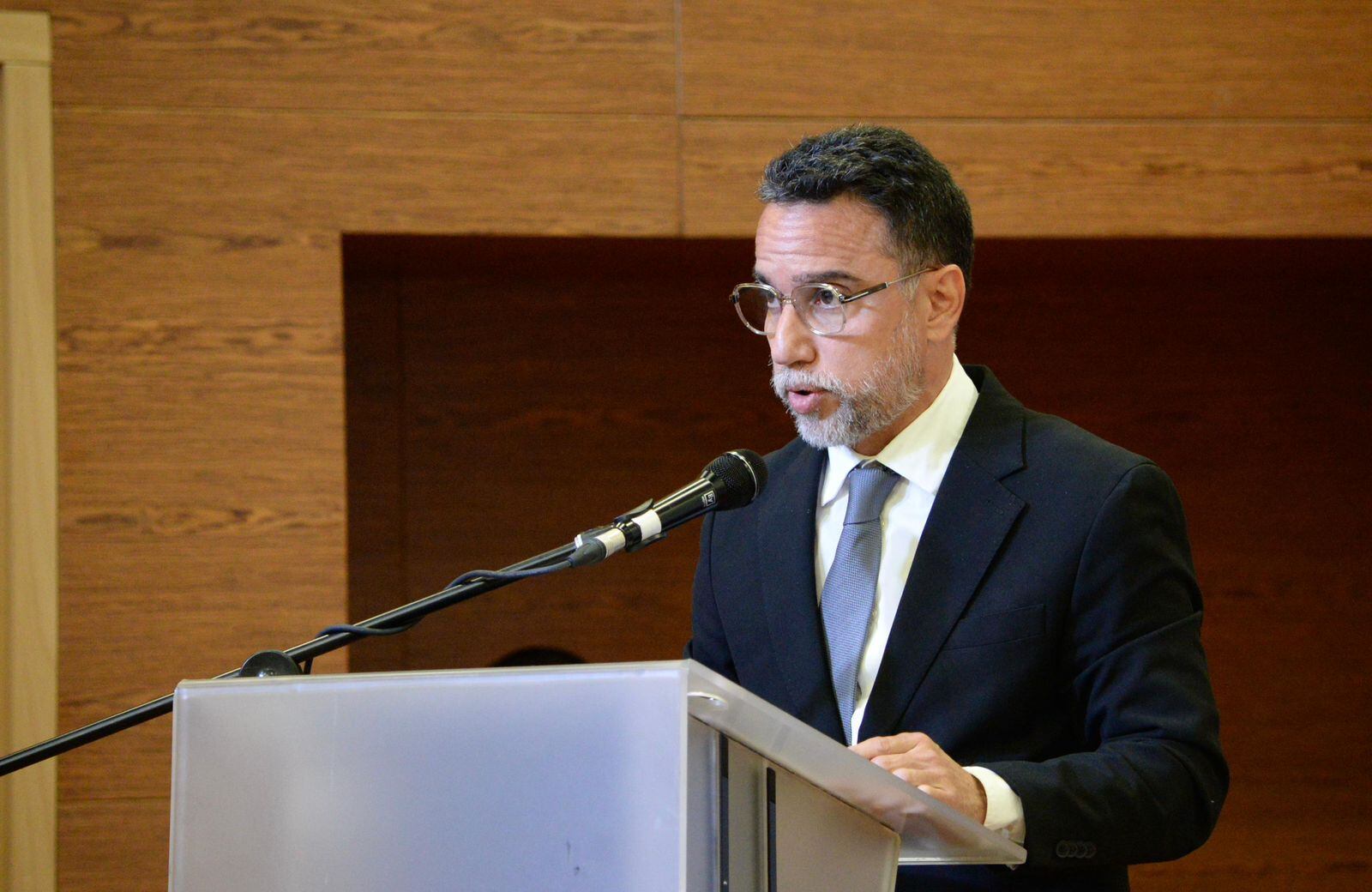 Procurador califica como “compendio de improvisaciones” el contrato del Gobierno para pasaportes