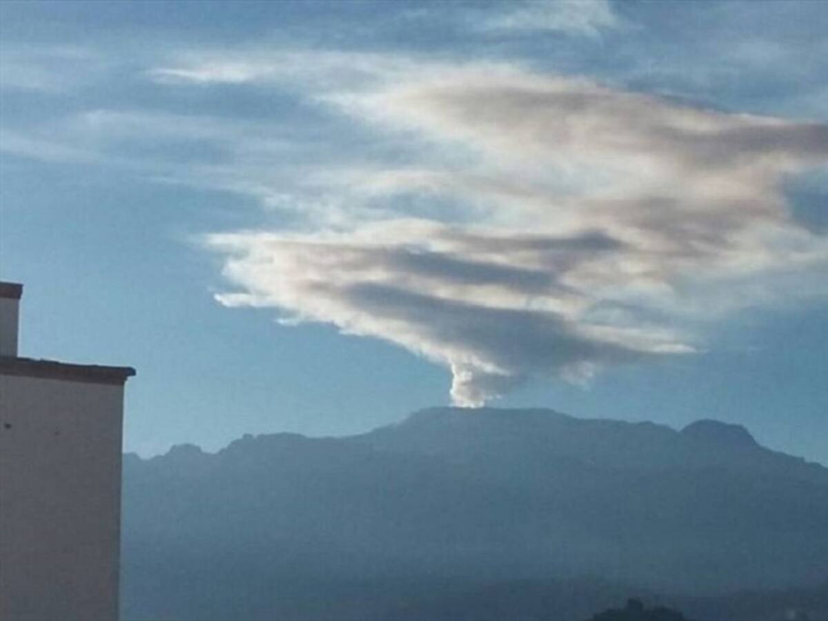 Volcán Nevado del Ruiz registra emisiones de gases