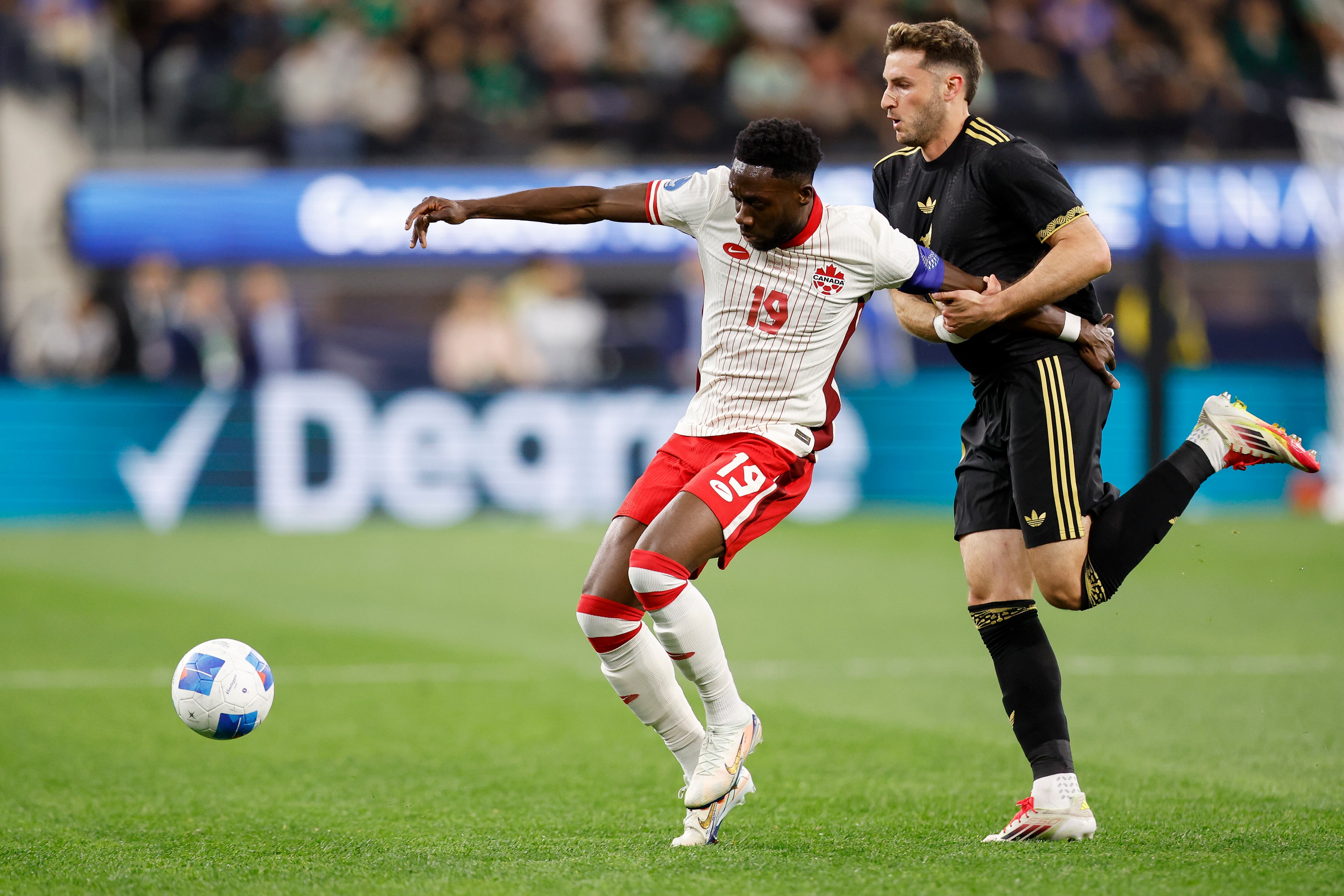 Santiago Gimenez of Mexico (R) pulls Alphonso Davies of Canada (L). Foto: EFE.