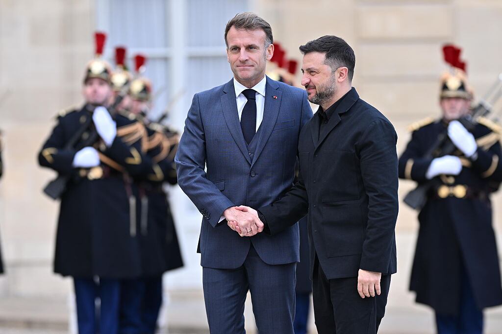 Emmanuel Macron y Volodymyr Zelensky. Foto: Getty Images.