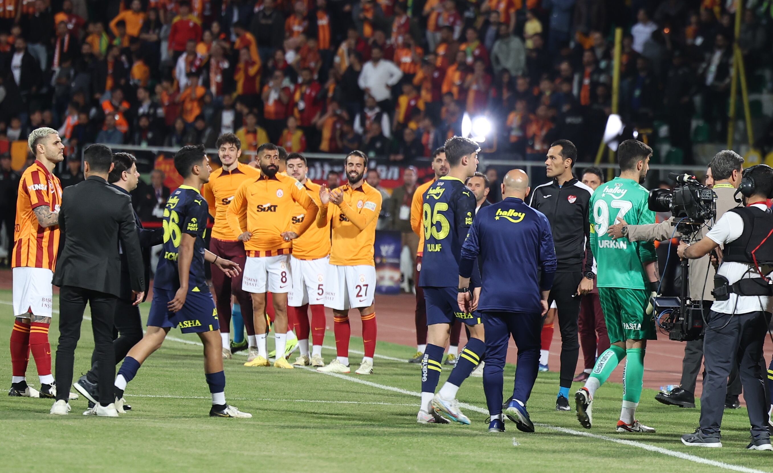 Sanliurfa (Turkey), 07/04/2024.- Fenerbahce's players leave the pitch as Galatasaray's players applaud them during the Turkish Super Cup match between Fenerbahce and Galatasaray in Sanliurfa, Turkey, 07 April 2024. After three minutes of the rescheduled Turkish Super Cup match, Fenerbahce, who played with their Under-19 team, staged a protest forcing the game to be abandoned. (Protestas, Turquía) EFE/EPA/STR