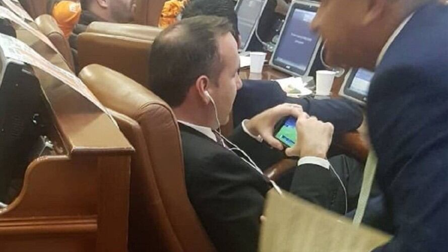 En Twitter circula una imagen de Héctor Vergara Sierra, perteneciente a Cambio Radical, viendo el partido de fútbol durante el debate.. Foto: Twitter @smilelalis