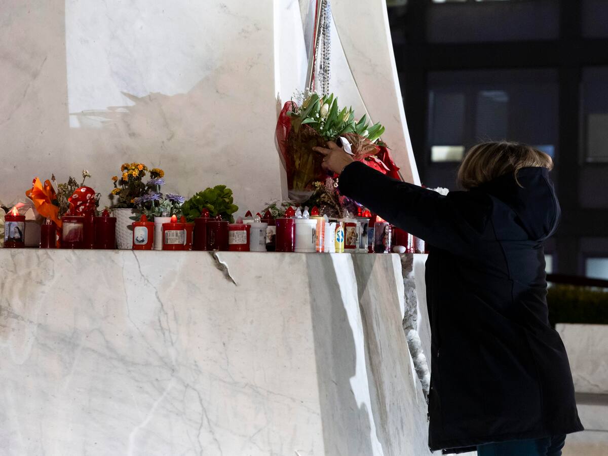 El Vaticano informó que el papa Francisco, afectado por una neumonía, pasó una “noche tranquila”