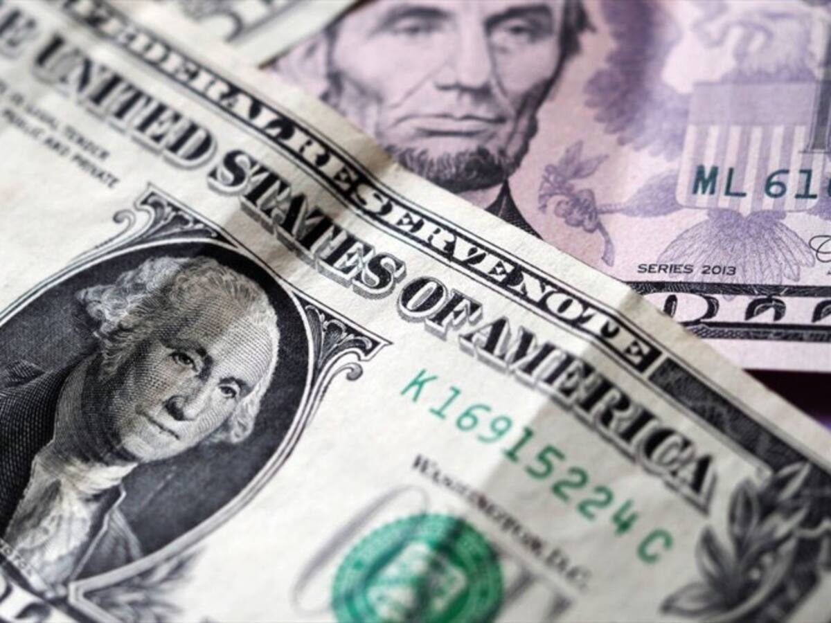 Dólar abrió a $3.670, registrando fuerte caída al inicio de la semana
