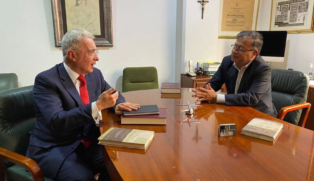 Álvaro Uribe y presidente Gustavo Petro. Foto: Colprensa.