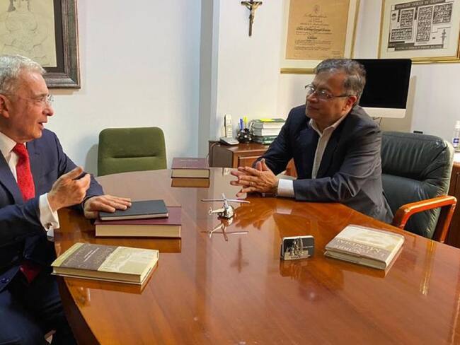 Álvaro Uribe y presidente Gustavo Petro. Foto: Colprensa.