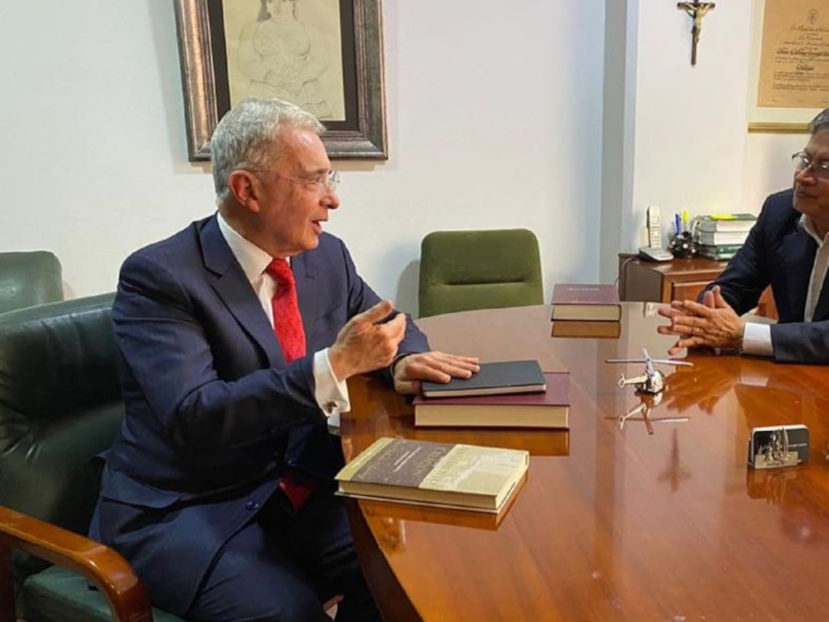 Análisis: ¿nuevo tono en enfrentamiento Petro-Uribe es peligroso para institucionalidad?