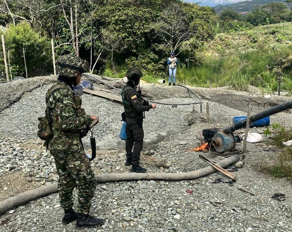 Fueron destruidos 16 motores utilizados para la actividad ilegal. Crédito: Ejército Nacional.