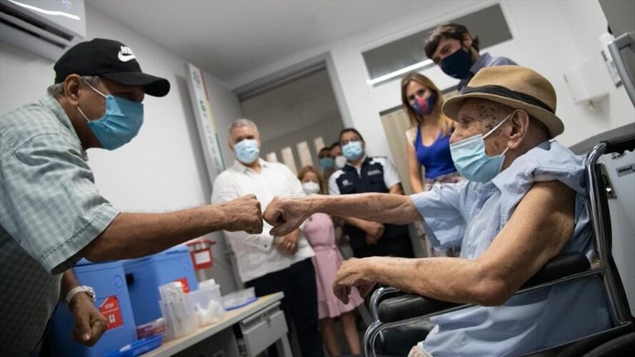 Adel Mass Arcón, de 97 años de edad, se convirtió en el vacunado número un millón en Colombia.. Foto: Cortesía Presidencia