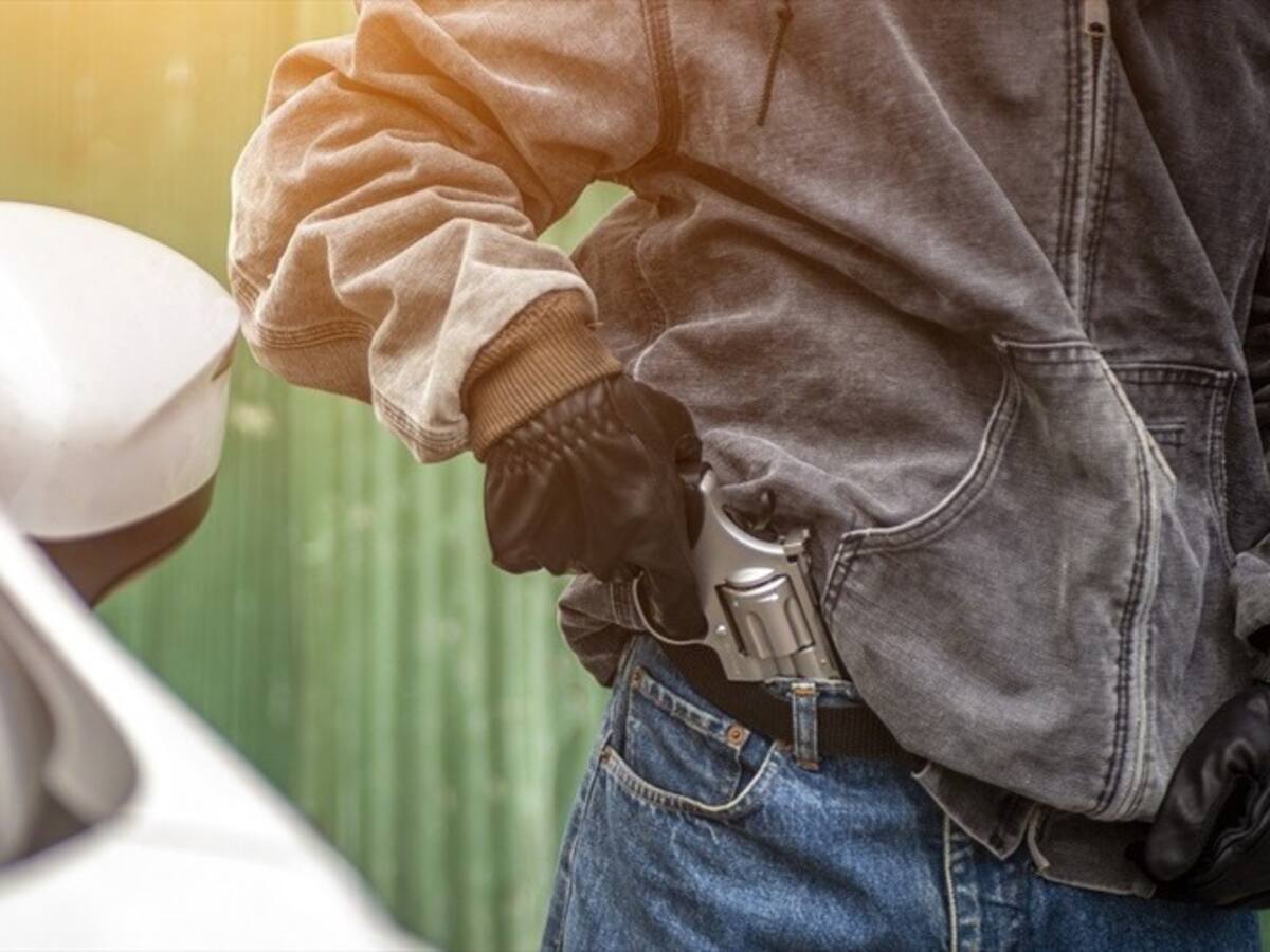 En Bogotá, delincuente es arrastrado por vehículo tras atacar con arma