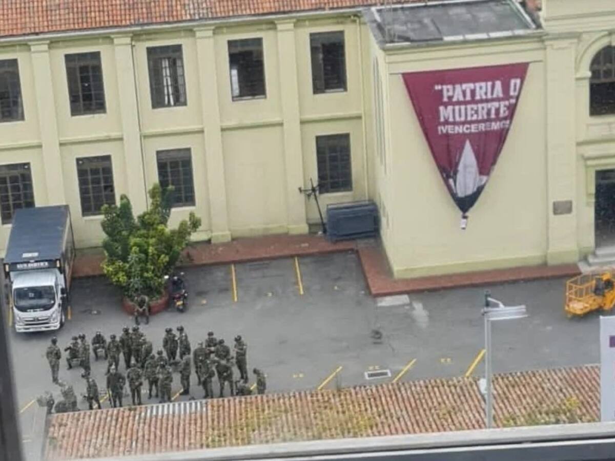 Ejército responde a polémica por carteles alusivos a la revolución cubana en Bogotá